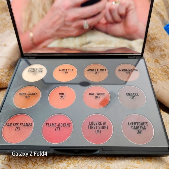 🎨 NEW MAC “Flame Boyant” Eye Shadow Palette 🎨 - Picture 3 of 8